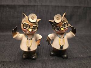 lot 5498 image: Doctor Owl Salt and Pepper Shakers Set