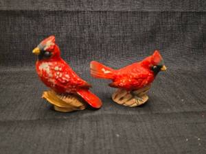 lot 5499 image: Ceramic Cardinal Bird salt and pepper shakers