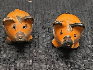 lot 5502 image: Ceramic Pig Salt and Pepper Shakers Set