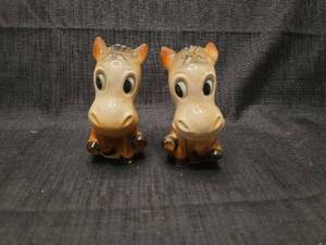 lot 5506 image: Ceramic Horse Salt and Pepper Shakers Set