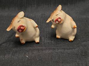 lot 5510 image: Ceramic Pig Salt and Pepper Shakers Set