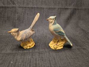 lot 5513 image: Ceramic Blue Jay Bird salt and pepper shaker Set