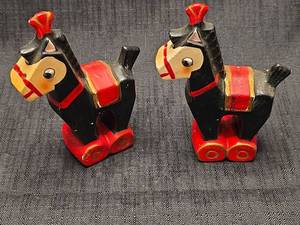 lot 5514 image: Pair of ceramic Japanese Wooden Knight Horse salt and pepper shakers