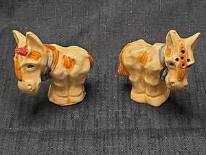 lot 5515 image: Ceramic Horse Salt and Pepper Shakers Set