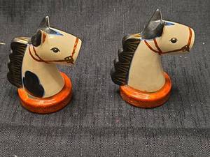lot 5516 image: Hand Painted Ceramic Horse Salt and Pepper Shakers