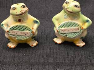lot 5518 image: Ceramic Frog Salt and Pepper Shaker Set