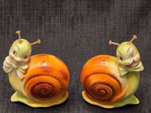 lot 5519 image: Ceramic Snail Salt and Pepper Shaker Set with Green Shell Design