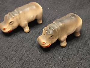 lot 5521 image: Ceramic Hippo Salt and Pepper Shakers Set