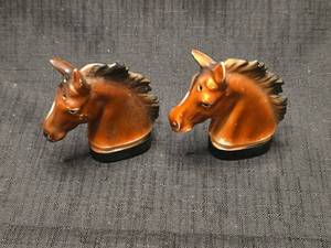 lot 5522 image: Horse Head Salt and Pepper Shakers Set