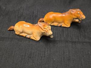 lot 5527 image: Ceramic horse Salt and Pepper Shakers