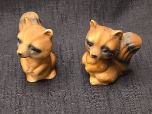 lot 5530 image: Small Ceramic raccoon, salt and pepper shaker set