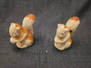 lot 5532 image: Ceramic Squirrel Salt and Pepper Shakers Set
