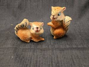 lot 5534 image: Decorative Squirrel salt and pepper shakers with Textured Finish