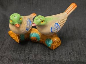 lot 5537 image: Japanese Ceramic Bird Salt and Pepper Shakers with Log Base