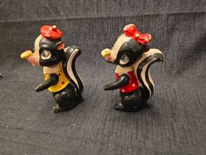 lot 5538 image: Ceramic Skunk Salt and Pepper Shakers Set