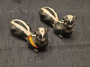 lot 5539 image: Ozark Ceramic Skunk Family Figurine Set