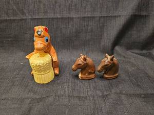 lot 5546 image: Ceramic Horse Salt and Pepper Shaker sets