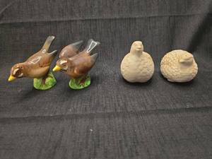 lot 5556 image: Ceramic Bird Figurine salt and pepper shaker Set Collection