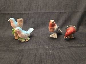 lot 5559 image: Ceramic Bird Salt and Pepper Shakers Set
