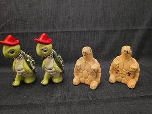 lot 5577 image: Ceramic Turtle Salt and Pepper Shakers Set