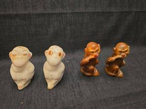 lot 5582 image: Ceramic Monkey Salt and Pepper Shakers Set