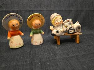 lot 5585 image: Small Ceramic Figurine Set with Wooden Table salt and pepper shaker Set
