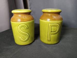 lot 40803 image: Ceramic Salt and Pepper Shaker Set