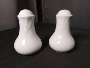 lot 40807 image: White Ceramic Salt and Pepper Shaker Set