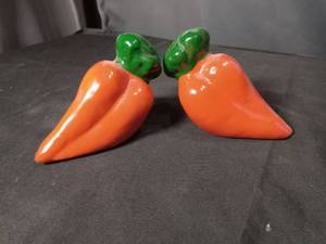 lot 40809 image: Ceramic Carrot Salt and Pepper Shaker Set