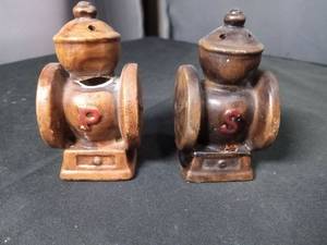 lot 40817 image: Ceramic Lantern Salt and Pepper Shaker Set
