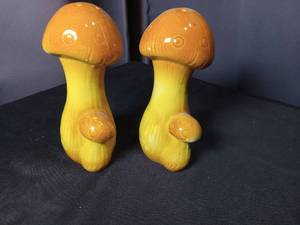 lot 40827 image: Ceramic Mushroom Salt and Pepper Shakers Set