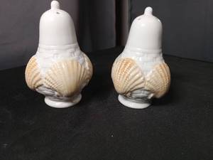 lot 40828 image: Ceramic Seashell Salt and Pepper Shakers Set