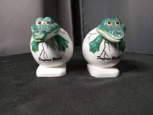 lot 40830 image: Daytona Beach Alligator Salt and Pepper Shakers