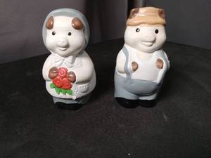 lot 40831 image: Ceramic Pig Salt and Pepper Shaker Set