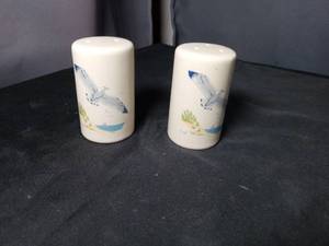 lot 40836 image: Ceramic Salt and Pepper Shakers with Seagull Design
