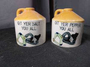 lot 40847 image: Novelty Ceramic Salt and Pepper Shakers Set