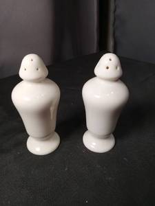lot 40848 image: White Ceramic Salt and Pepper Shaker Set