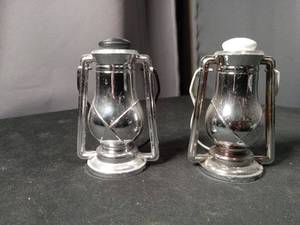 lot 40854 image: Sliver plastic Lantern Salt and Pepper Shaker Set
