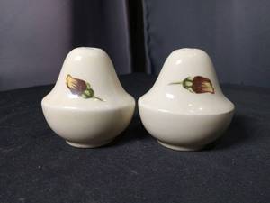 lot 40860 image: Ceramic Salt and Pepper Shaker Set with Floral Design