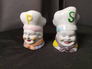 lot 40862 image: Chef Head Salt and Pepper Shakers Set