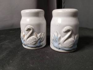 lot 40863 image: Swan Design Ceramic Salt and Pepper Shakers Set