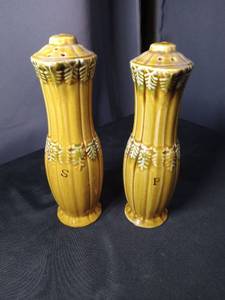 lot 40864 image: Yellow Ceramic Salt and Pepper Shakers with Leaf Design