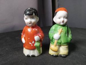lot 40870 image: Ceramic Asian Figurine Salt and Pepper Shakers Set