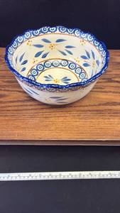 lot 5463 image: Temptations Polish Pottery Bowl with Floral Pattern