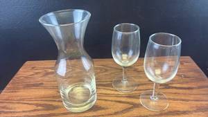 lot 5485 image: Clear Glass Carafe and Wine Glass Set