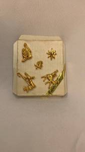 lot 5348 image: Gold Tone Christmas Nativity Pin Set