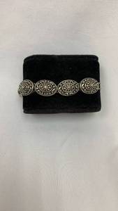 lot 5374 image: Silver Tone Oval Link Bracelet with Decorative Pattern