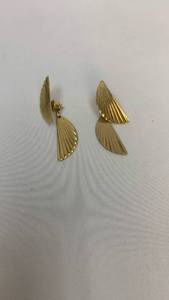 lot 5387 image: Gold Tone Wing Shaped Earrings with Textured Fan Design