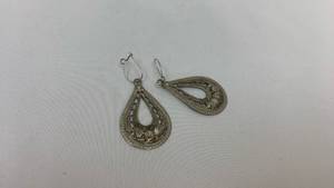 lot 5395 image: Silver Tone Filigree Teardrop Dangle Earrings