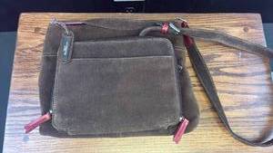 lot 5439 image: Liz Claiborne Brown Leather Crossbody Shoulder Bag